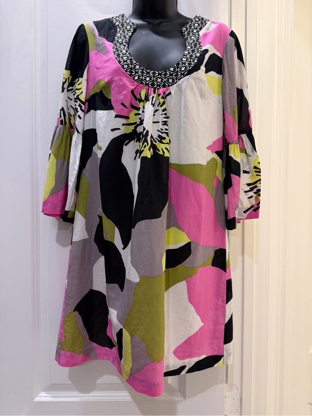 Trina Turk Floral Tunic Top Size 4 Pink Green Black Bell Sleeve